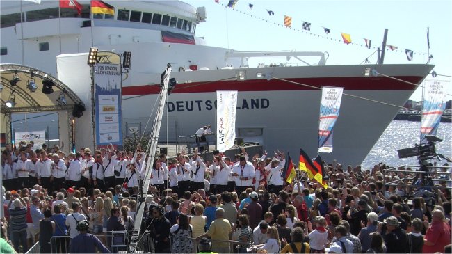 Olympiamannschaft vor der MS Deutschland nach der Rückkehr aus London